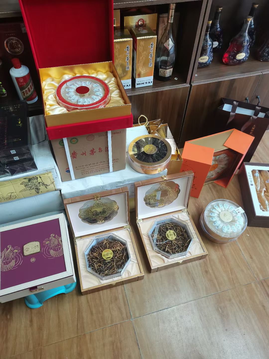 天河区回收礼品「粤诚酒业」：珠江新城/体育西/科韵路上门，高价收烟酒/虫草/燕窝